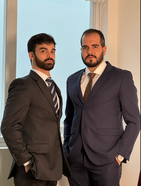 Foto dos advogados Caio Ikejiri e Caio Alves utilizando terno
